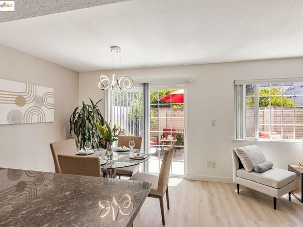 16 Town Sq PL, Oakland CA 94603