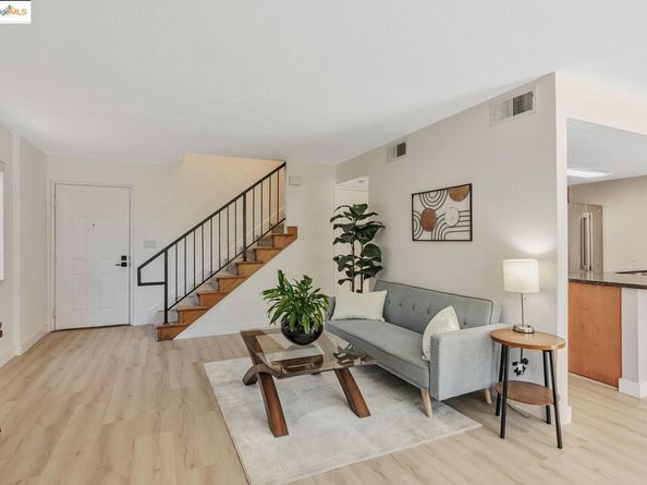 16 Town Sq PL, Oakland CA 94603