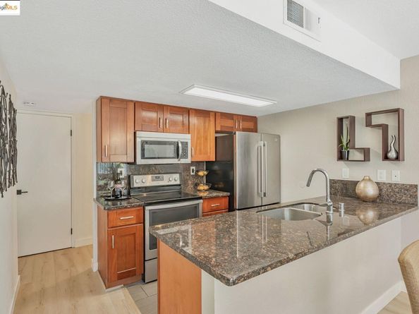 16 Town Sq PL, Oakland CA 94603