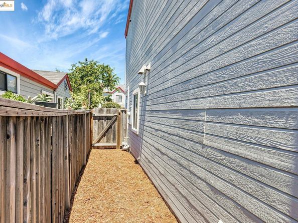 16 Town Sq PL, Oakland CA 94603