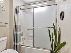 16 Town Sq PL, Oakland CA 94603