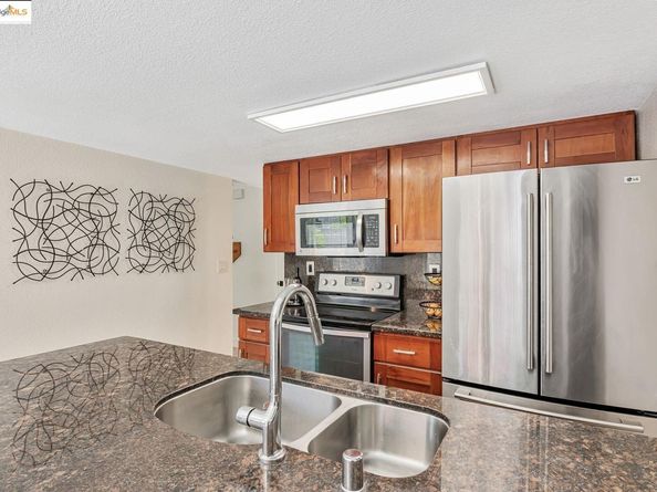 16 Town Sq PL, Oakland CA 94603