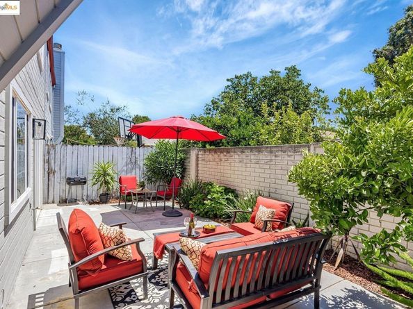 16 Town Sq PL, Oakland CA 94603