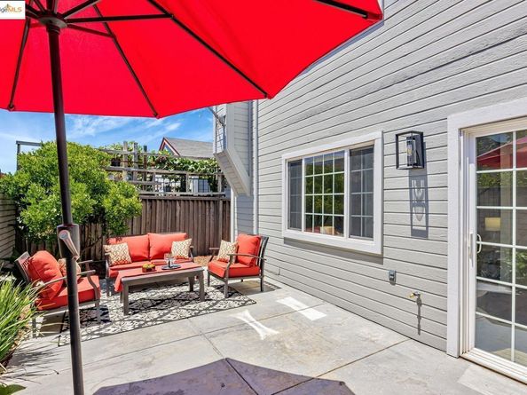 16 Town Sq PL, Oakland CA 94603
