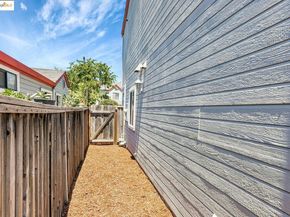 16 Town Sq PL, Oakland CA 94603