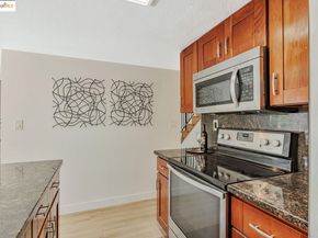 16 Town Sq PL, Oakland CA 94603