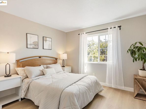 16 Town Sq PL, Oakland CA 94603