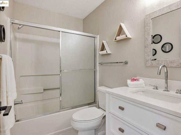 16 Town Sq PL, Oakland CA 94603