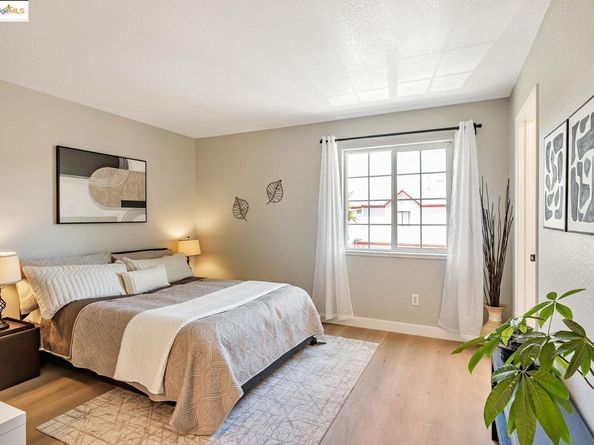 16 Town Sq PL, Oakland CA 94603