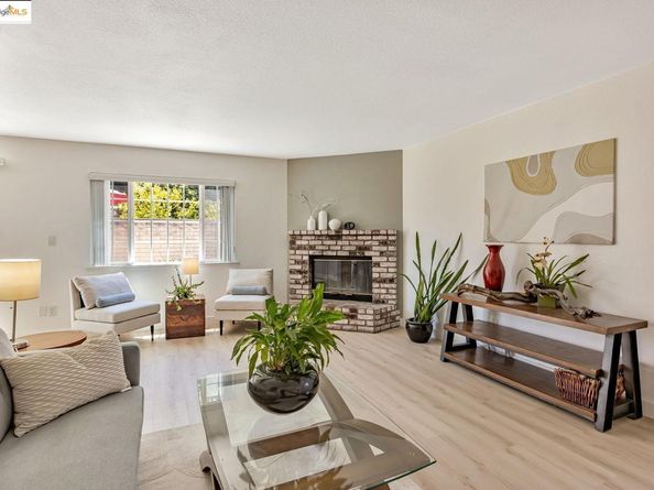 16 Town Sq PL, Oakland CA 94603
