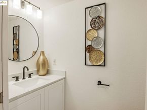 16 Town Sq PL, Oakland CA 94603