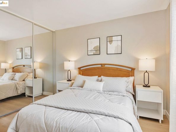 16 Town Sq PL, Oakland CA 94603