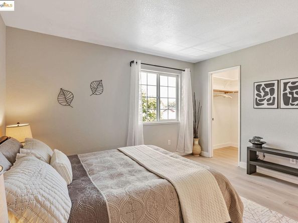 16 Town Sq PL, Oakland CA 94603