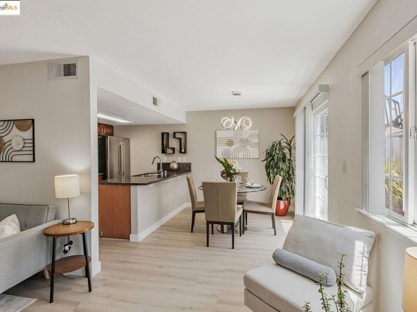 16 Town Sq PL, Oakland CA 94603