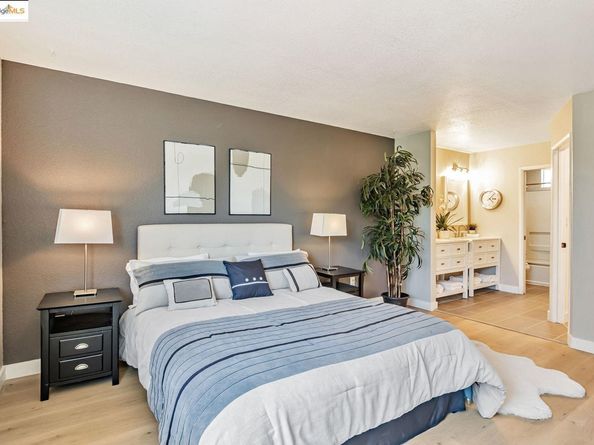 16 Town Sq PL, Oakland CA 94603