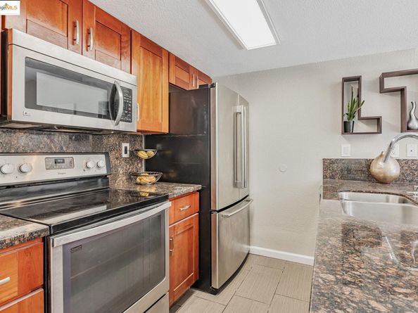 16 Town Sq PL, Oakland CA 94603