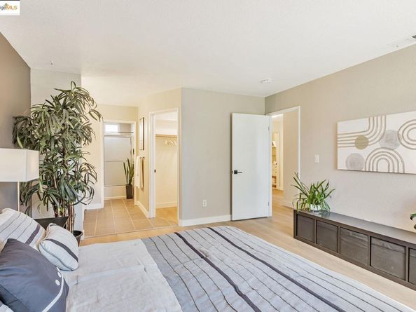 16 Town Sq PL, Oakland CA 94603