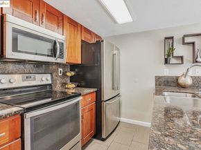 16 Town Sq PL, Oakland CA 94603