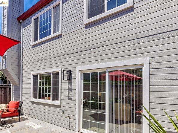 16 Town Sq PL, Oakland CA 94603