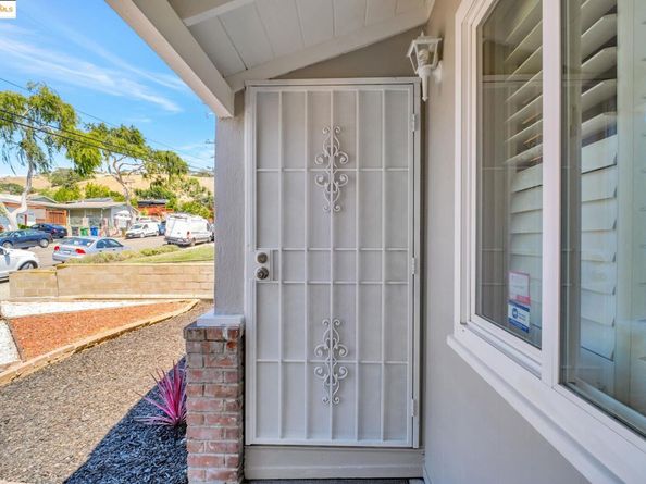 581 Fairway Street, Hayward CA 94544