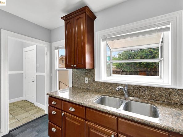 1009 106Th Ave, Oakland CA 94603