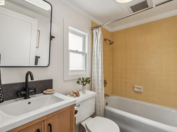 3887 Forest Hill Ave, Oakland CA 94602