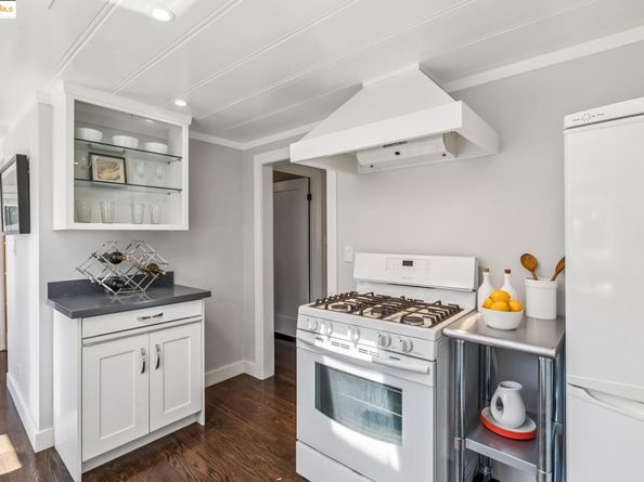 3887 Forest Hill Ave, Oakland CA 94602
