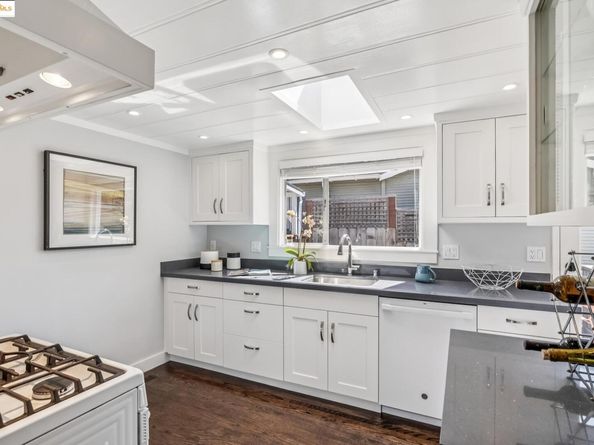 3887 Forest Hill Ave, Oakland CA 94602