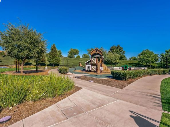 389 Basswood Cmn 5, Livermore CA 94551