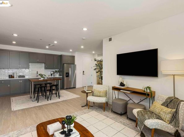 500 Somi CT 310, Hayward CA 94544