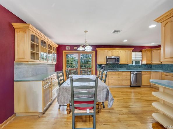 371 W 20th Street, Deer Park NY 11729