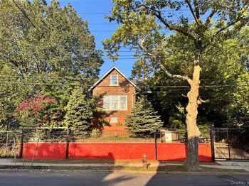 452 Howe Ave