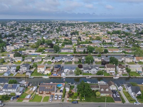 253 West Drive, Copiague NY 11726