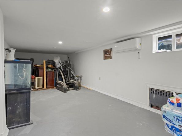 1011 Bay 24th Street, Far Rockaway NY 11691