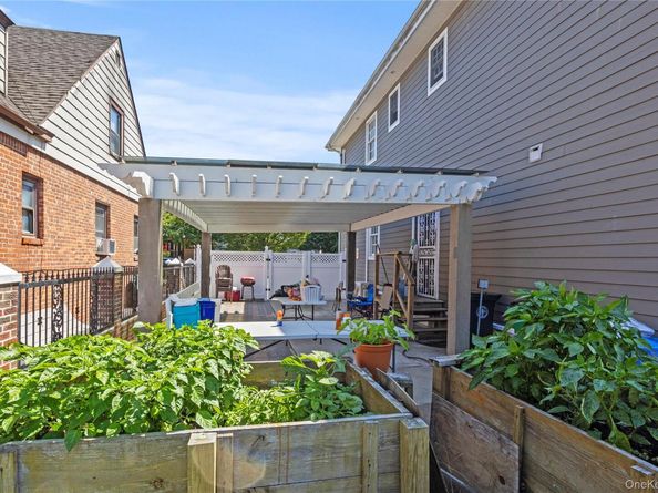 1011 Bay 24th Street, Far Rockaway NY 11691