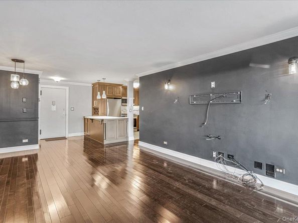 17-85 215th Street 5F, Bayside NY 11360