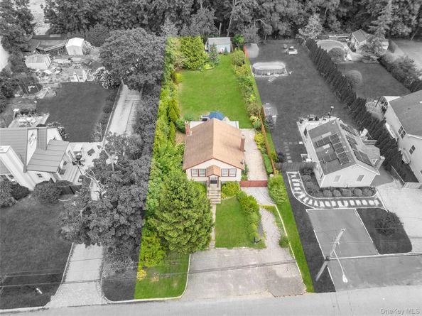 1044 Woodcrest Avenue, Riverhead NY 11901