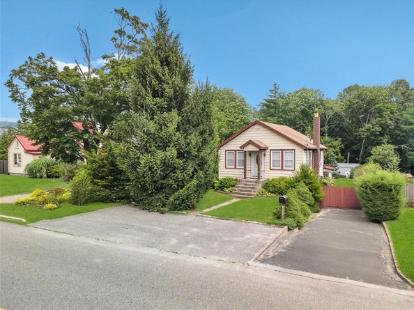 1044 Woodcrest Avenue, Riverhead NY 11901