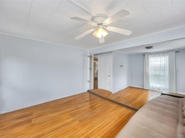 1044 Woodcrest Avenue, Riverhead NY 11901