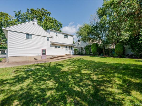 285 W Waukena Avenue, Oceanside NY 11572