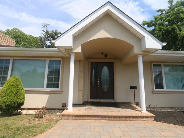 148 Spruce Street, Lindenhurst NY 11757