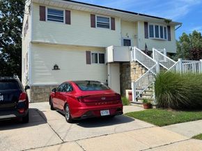 68 Knoll Street, Lindenhurst NY 11757