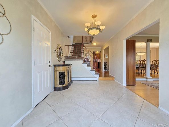 17 Ethan Lane, Ronkonkoma NY 11779