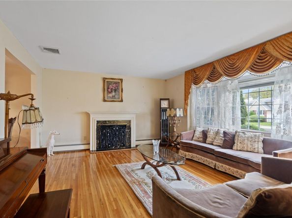 915 School Drive, Baldwin NY 11510