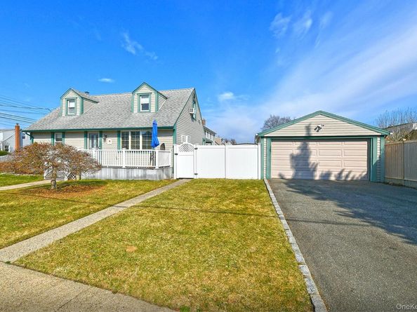 120 E Zoranne Drive, Farmingdale NY 11735