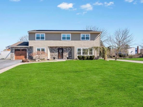 21 Burwood Lane, Coram NY 11727