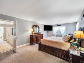 21 Burwood Lane, Coram NY 11727