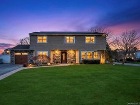 21 Burwood Lane, Coram NY 11727