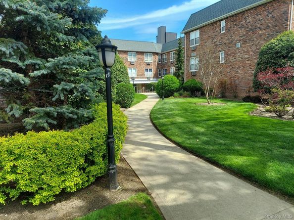 30 Daley Place 136, Lynbrook NY 11563