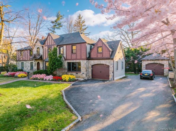 18 Robin Way, Great Neck NY 11021